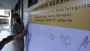 Penandatanganan Komitmen Bersama Pembangunan Zona Integritas Menuju Wilayah Bebas Korupsi di linkungan SMKN 57 Jakarta